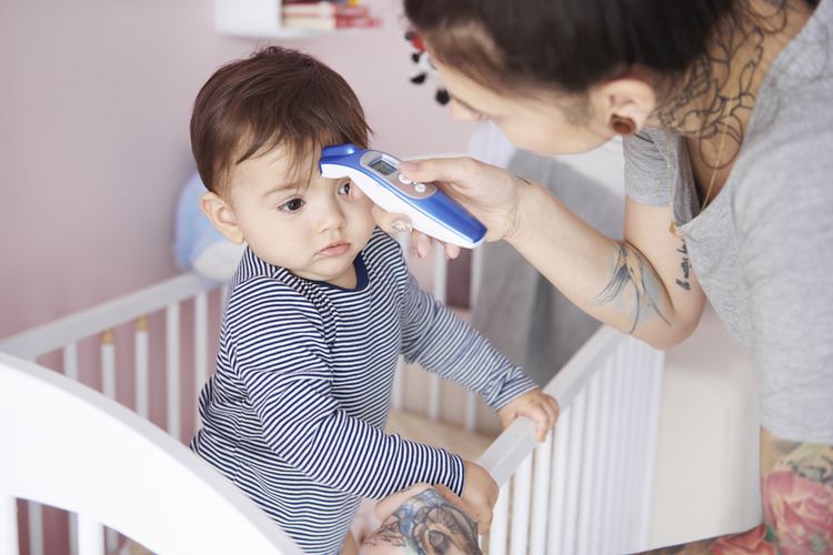 Érintésmentes lázmérő a testhőmérséklet mérésére