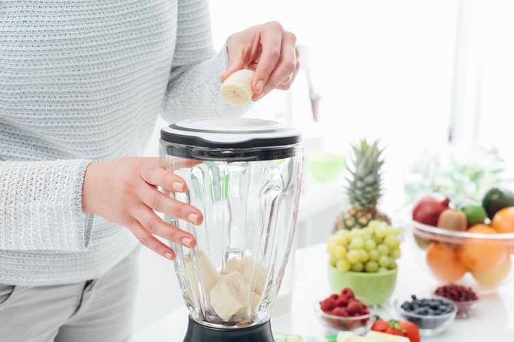 Smoothie készítése asztali mixerrel