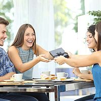 A legjobb ajádnékok házavatóra: tudják mivel lehet meglepni a háztulajdonosokat?