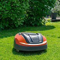 Hogyan válasszunk robotfűnyírót: megtudhatják melyik paraméterek fontosak!