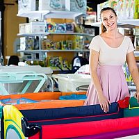 Hordozható kiságyat keresnek? Nézzék meg a lehetőségeket és az árat!