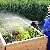 Magaságyás raklapokból vagy akár műanyagból is! Elmondjuk, hogyan fogjanak hozzá!