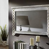 A nappaliban elhelyezett tükrök optikailag nagyítják a teret