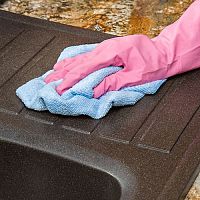 Hogyan tisztítsuk a gránit mosogatót? Próbálják ki a gránit mosogatókra ajánlott tisztítószereket!