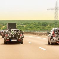 A legjobb biciklitartók a vonóhorogra, a tetőre és a hátsó ajtóra. Segítünk a választásban!