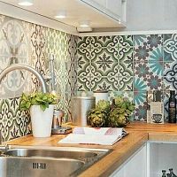 Burkolat a konyhaszekrényre és a hátfalra