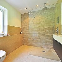 Zuhanyfal vagy csuklóajtó a fürdőszobába?