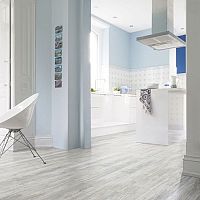 Öntapadó vinyl padló a konyhába és a fürdőszobába. Ár, előnyök és hátrányok