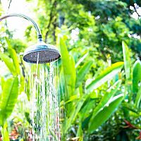 Napelemes zuhany tartállyal, nem csak medencéhez!