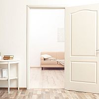 Ajtótok felszerelése a régi, fém ajtófélfára