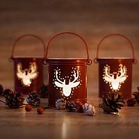 A karácsonyi gyertyatartók az asztalra és az ablakba is illenek. Nagyon közkedveltek a LED gyertyatartók is!