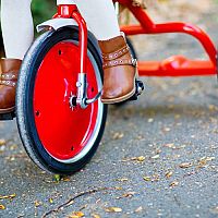 Hogyan válasszuk ki a legjobb háromkerekű biciklit gyerekeknek? A tapasztalatok alapján a tolókaros triciklik a legjobbak!