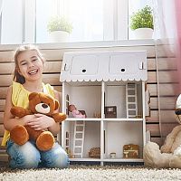 Babaház fából, műanyagból és kartonból