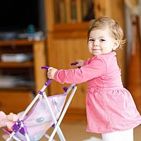 Egy olcsó játék babakocsi is lehető jó minőségű! Népszerűek a retro és a fonott játék babakocsik