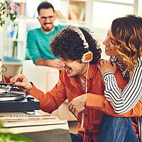 A retro lemezjátszók nem a legolcsóbbak! A vélemények megmutatják melyik a legjobb