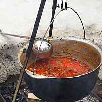 Katlan vagy bogrács gulyáshoz a házhoz, nyaralóhoz vagy a kertbe