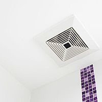 A fürdőszoba szellőztetése a tetőn és a falon keresztül. Hová helyezzük a ventilátort?