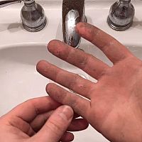 Hogyan távolítsuk el a pillanatragasztót bőrről, bútorról vagy textíliáról?