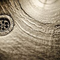 Hogyan tisztítsuk ki az eldugult lefolyót?