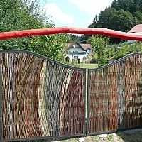 Fonott térelválasztók és kerítések fűzfavesszőből