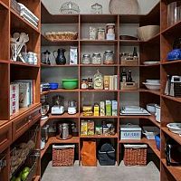 Kamra a lakásban - inspiráció. A polcok és a hűtés a legfontosabbak!