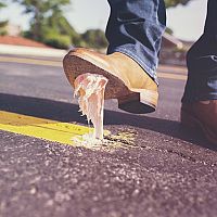 Hogyan távolítsuk el a rágógumit a ruhából és hajból?