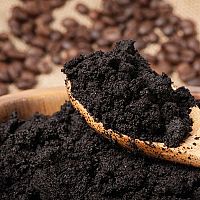 Hogyan használjuk a kávézaccot? Narancsbőrre, virágokra, hajra, ráncokra és a kertben.