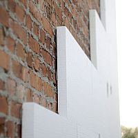 Mi a különbség a szellőztetett és a légréteg nélküli homlokzat között?