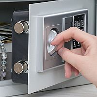 Hogyan válasszunk otthoni széfet pénz, értéktárgyak vagy fegyverek megőrzésére? A beépített és bútorszéfek népszerűek