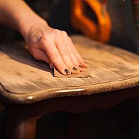 Hogyan újítsuk fel a régi bútorokat saját kezűleg? A minőségi méhviasz segíthet