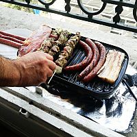 A füstmentes grill megoldja az erkélyen való grillezés problémáját