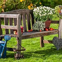 Fából, fémből és gumiabroncsokból készült kerti dekorációk