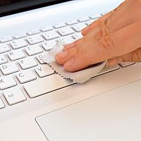 Hogyan tisztítsuk meg a számítógép billentyűzetét? Tisztítószer, spray, gumi vagy egyéb tisztítószer billentyűzetre?