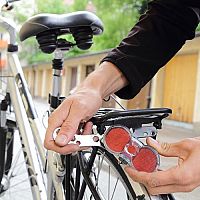 A legjobb első és hátsó lámpa kerékpárhoz? USB-n keresztül újratölthető, 1000 lumen, lézerrel és irányjelzőkkel