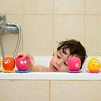 Hab vagy felhúzható fürdőjátékok csecsemők és kisgyermekek számára