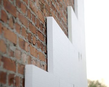 Mi a különbség a szellőztetett és a légréteg nélküli homlokzat között?