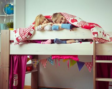 Egy L-alakú emeletes ágy asztallal vagy csúszdával a legjobb választás testvérek számára