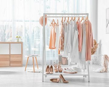 Fa/fém ruhatartó állvány a szekrények alternatívájaként. Mik az előnyei?
